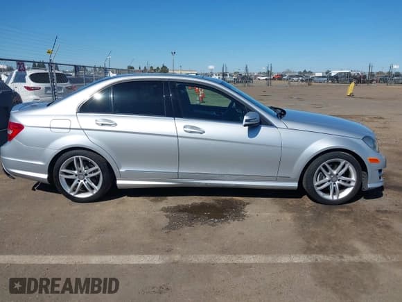 ✅ 2013 Mercedes-Benz C 250 Sport • VIN: WDDGF4HB9DA873732 • Lot: 41755981. Wystawiony na IAAI z przebiegiem 82 181 mil. Bezpłatny archiwum sprzedaży aukcyjnych z USA i szczegółowy raport historii pojazdu na DreamBid. Zdjęcie 13.