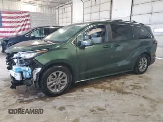 ✅ 2022 Toyota Sienna LE • VIN: 5TDBSKFC1NS070157 • Lot: 82067005. Wystawiony na Copart z przebiegiem 62 279 mil. Bezpłatny archiwum sprzedaży aukcyjnych z USA i szczegółowy raport historii pojazdu na DreamBid. Zdjęcie 1.