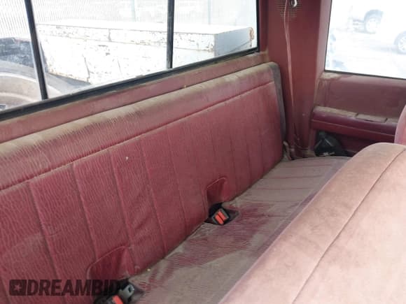 ✅ 1988 Chevrolet Silverado 1500 • VIN: 2GCEK19K6J1225636 • Lot: 43397496. Wystawiony na IAAI z przebiegiem 60 858 mil. Bezpłatny archiwum sprzedaży aukcyjnych z USA i szczegółowy raport historii pojazdu na DreamBid. Zdjęcie 8.