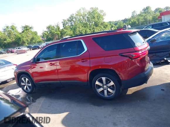 ✅ 2022 Chevrolet Traverse LT • VIN: 1GNEVHKW9NJ146039 • Lot: 42237408. Wystawiony na IAAI z przebiegiem 42 550 mil. Bezpłatny archiwum sprzedaży aukcyjnych z USA i szczegółowy raport historii pojazdu na DreamBid. Zdjęcie 15.