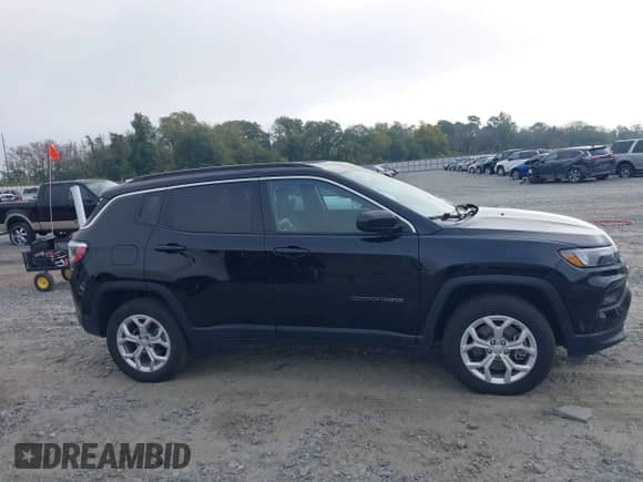 2024 Jeep Compass Latitude z VIN 3C4NJDBN2RT100510, wystawiony jako IAAI lot #43605089 z przebiegiem 53 687 mil mil oraz . Historia ofert i sprzedaży dostępna na DreamBid. Obrazek 13.