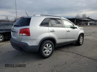 ✅ 2012 Kia Sorento LX • VIN: 5XYKT3A69CG213144 • Лот: 92257605. Опубликован ранее на Copart с пробегом 64 996 миль. Бесплатный доступ к архиву аукционных продаж из США и подробный отчёт об истории автомобиля на DreamBid. Изображение 3.
