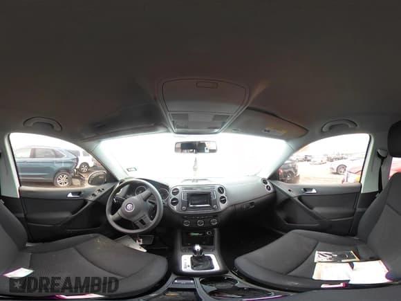 ✅ 2017 Volkswagen Tiguan S • VIN: WVGAV7AX2HK044684 • Lot: 29013278. Wystawiony na IAAI z przebiegiem 50 598 mil. Bezpłatny archiwum sprzedaży aukcyjnych z USA i szczegółowy raport historii pojazdu na DreamBid. Zdjęcie 17.