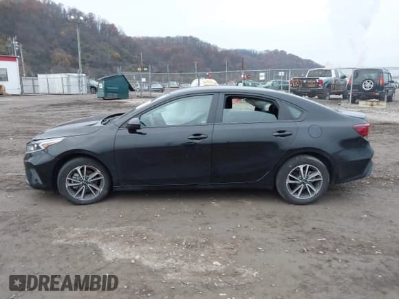 ✅ 2024 Kia Forte LXS • VIN: 3KPF24AD5RE776898 • Lot: 43744320. Wystawiony na IAAI z przebiegiem 21 473 mil. Bezpłatny archiwum sprzedaży aukcyjnych z USA i szczegółowy raport historii pojazdu na DreamBid. Zdjęcie 13.