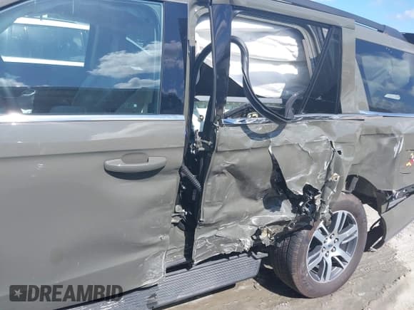 ✅ 2024 Ford Expedition XLT • VIN: 1FMJU1H85REB13690 • Lot: 42563003. Listed on IAAI with 7,541 mi. Free auction sales archive from the USA and detailed vehicle history report at DreamBid. Image 6.