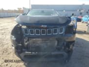 ✅ 2019 Jeep Compass Latitude • VIN: 3C4NJCBB4KT706462 • Lot: 90300245. Wystawiony na Copart z przebiegiem Nie podano. Bezpłatny archiwum sprzedaży aukcyjnych z USA i szczegółowy raport historii pojazdu na DreamBid. Zdjęcie 5.