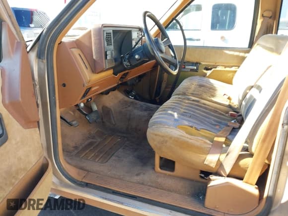 ✅ 1990 Chevrolet Silverado 1500 • VIN: 1GCDC14K8LE200657 • Lot: 43613919. Wystawiony na IAAI z przebiegiem Nie podano. Bezpłatny archiwum sprzedaży aukcyjnych z USA i szczegółowy raport historii pojazdu na DreamBid. Zdjęcie 5.