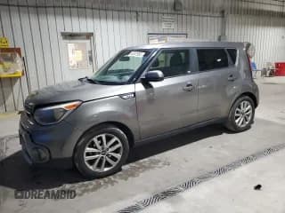 ✅ 2018 Kia Soul + • VIN: KNDJP3A57J7609462 • Lot: 93297955. Wystawiony na Copart z przebiegiem 86 223 mil. Bezpłatny archiwum sprzedaży aukcyjnych z USA i szczegółowy raport historii pojazdu na DreamBid. Zdjęcie 1.
