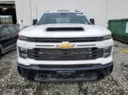 ✅ 2024 Chevrolet Silverado 2500HD Custom • VIN: 1GC4YMEY7RF468334 • Lot: 85898955. Wystawiony na Copart z przebiegiem 4 955 mil. Bezpłatny archiwum sprzedaży aukcyjnych z USA i szczegółowy raport historii pojazdu na DreamBid. Zdjęcie 5.