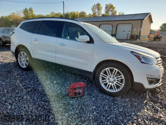 ✅ 2015 Chevrolet Traverse LT • VIN: 1GNKVGKDXFJ213227 • Lot: 81091875. Wystawiony na Copart z przebiegiem 123 858 mil. Bezpłatny archiwum sprzedaży aukcyjnych z USA i szczegółowy raport historii pojazdu na DreamBid. Zdjęcie 4.