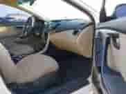 2016 Hyundai Elantra SE z VIN 5NPDH4AE0GH698795, wystawiony jako IAAI lot #43267822 z przebiegiem 156 436 mil mil oraz . Historia ofert i sprzedaży dostępna na DreamBid. Obrazek 5.