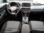 ✅ 2020 Hyundai Kona SE • VIN: KM8K1CAA4LU542502 • Лот: 79045143. Опубликован ранее на Copart с пробегом 30 897 миль. Бесплатный доступ к архиву аукционных продаж из США и подробный отчёт об истории автомобиля на DreamBid. Изображение 8.