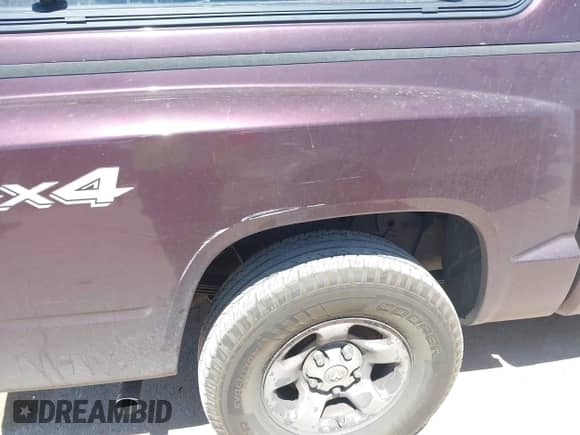 2005 Dodge Dakota ST z VIN 1D7HW28K75S236956, wystawiony jako IAAI lot #42543663 z przebiegiem Nie podano mil oraz . Historia ofert i sprzedaży dostępna na DreamBid. Obrazek 6.