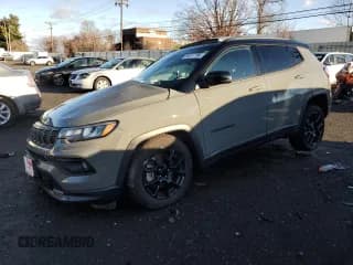 ✅ 2024 Jeep Compass Latitude • VIN: 3C4NJDBN0RT603212 • Lot: 85017794. Wystawiony na Copart z przebiegiem 2 639 mil. Bezpłatny archiwum sprzedaży aukcyjnych z USA i szczegółowy raport historii pojazdu na DreamBid. Zdjęcie 1.