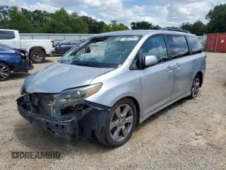✅ 2019 Toyota Sienna SE • VIN: 5TDXZ3DC9KS985568 • Lot: 68108065. Wystawiony na Copart z przebiegiem 343 336 mil. Bezpłatny archiwum sprzedaży aukcyjnych z USA i szczegółowy raport historii pojazdu na DreamBid. Zdjęcie 1.