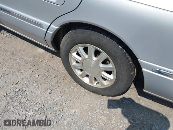 ✅ 1999 Lincoln Continental • VIN: 1LNHM97V5XY630004 • Лот: 42434619. Опубликован ранее на IAAI с пробегом 175 458 миль. Бесплатный доступ к архиву аукционных продаж из США и подробный отчёт об истории автомобиля на DreamBid. Изображение 12.