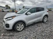 ✅ 2018 Kia Sportage LX • VIN: KNDPM3AC2J7480676 • Lot: 87452525. Wystawiony na Copart z przebiegiem 114 711 mil. Bezpłatny archiwum sprzedaży aukcyjnych z USA i szczegółowy raport historii pojazdu na DreamBid. Zdjęcie 1.