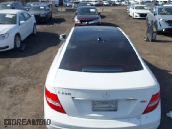 ✅ 2014 Mercedes-Benz C 250 • VIN: WDDGJ4HB6EG286448 • Lot: 41668638. Wystawiony na IAAI z przebiegiem 93 204 mil. Bezpłatny archiwum sprzedaży aukcyjnych z USA i szczegółowy raport historii pojazdu na DreamBid. Zdjęcie 15.
