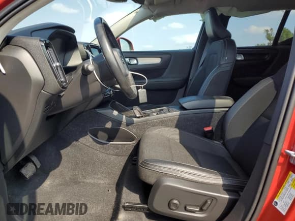 ✅ 2020 Volvo XC40 Momentum • VIN: YV4AC2HK1L2211114 • Lot: 70819395. Wystawiony na Copart z przebiegiem 54 570 mil. Bezpłatny archiwum sprzedaży aukcyjnych z USA i szczegółowy raport historii pojazdu na DreamBid. Zdjęcie 7.