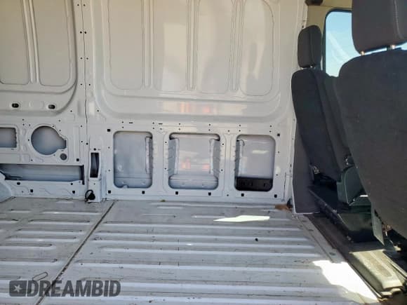 ✅ 2023 Ford Transit Cargo • VIN: 1FTBR3X84PKB10219 • Lot: 60219385. Wystawiony na Copart z przebiegiem 83 059 mil. Bezpłatny archiwum sprzedaży aukcyjnych z USA i szczegółowy raport historii pojazdu na DreamBid. Zdjęcie 11.