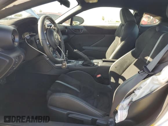 ✅ 2023 Toyota 86 Premium • VIN: JF1ZNBE13P9759324 • Lot: 71306155. Wystawiony na Copart z przebiegiem 18 758 mil. Bezpłatny archiwum sprzedaży aukcyjnych z USA i szczegółowy raport historii pojazdu na DreamBid. Zdjęcie 7.