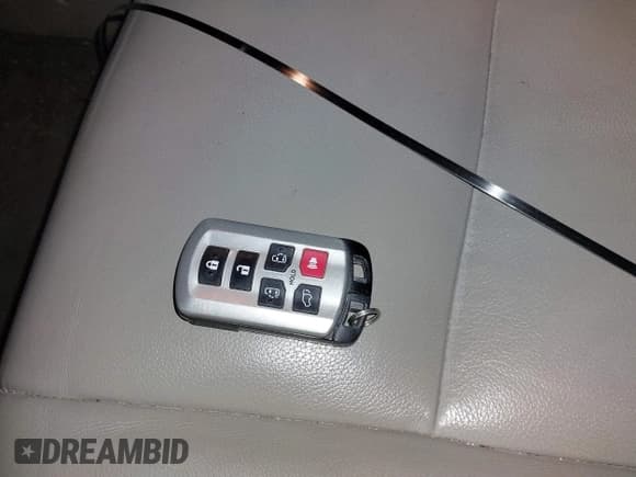 ✅ 2017 Toyota Sienna XLE • VIN: 5TDDZ3DC1HS156781 • Lot: 41457089. Listed on IAAI with 189,921 mi. Free auction sales archive from the USA and detailed vehicle history report at DreamBid. Image 11.