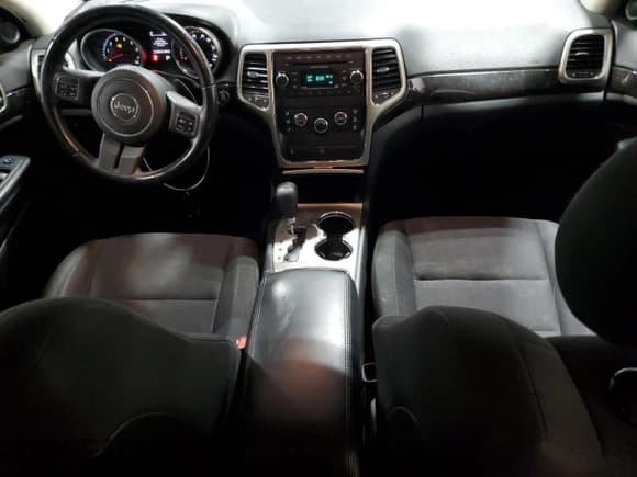 ✅ 2012 Jeep Grand Cherokee Laredo • VIN: 1C4RJFAG8CC128847 • Lot: 82525595. Wystawiony na Copart z przebiegiem 173 549 mil. Bezpłatny archiwum sprzedaży aukcyjnych z USA i szczegółowy raport historii pojazdu na DreamBid. Zdjęcie 8.