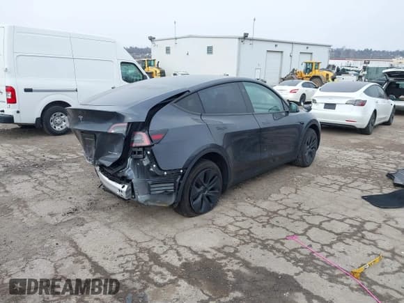 ✅ 2024 Tesla Model Y Long Range • VIN: 7SAYGAEE9RF180802 • Lot: 41221635. Wystawiony na IAAI z przebiegiem 8 078 mil. Bezpłatny archiwum sprzedaży aukcyjnych z USA i szczegółowy raport historii pojazdu na DreamBid. Zdjęcie 4.