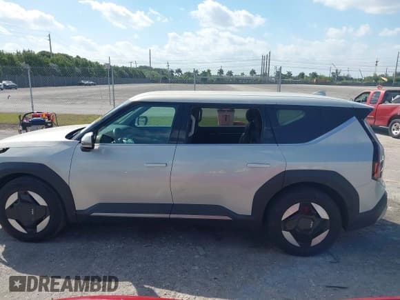 ✅ 2024 Kia EV9 Light Long Range • VIN: KNDAB5S18R6029175 • Lot: 41689113. Wystawiony na IAAI z przebiegiem 7 831 mil. Bezpłatny archiwum sprzedaży aukcyjnych z USA i szczegółowy raport historii pojazdu na DreamBid. Zdjęcie 15.