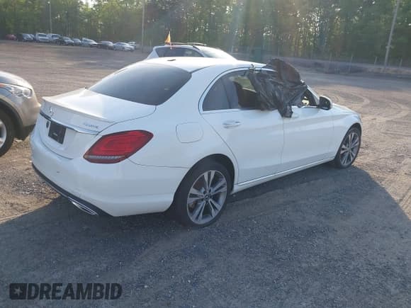 ✅ 2019 Mercedes-Benz C 300 • VIN: 55SWF8EB9KU296768 • Lot: 42137749. Wystawiony na IAAI z przebiegiem Nie podano. Bezpłatny archiwum sprzedaży aukcyjnych z USA i szczegółowy raport historii pojazdu na DreamBid. Zdjęcie 4.