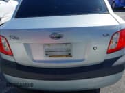 ✅ 2006 Kia Rio • VIN: KNADE123966080997 • Lot: 41788848. Wystawiony na IAAI z przebiegiem 34 722 mil. Bezpłatny archiwum sprzedaży aukcyjnych z USA i szczegółowy raport historii pojazdu na DreamBid. Zdjęcie 16.