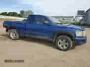 2010 Dodge Dakota Bighorn/Lonestar z VIN 1D7CW3BK2AS244711, wystawiony jako Copart lot #73563974 z przebiegiem 178 979 mil mil oraz Czysty tytuł • Clean title. Historia ofert i sprzedaży dostępna na DreamBid. Obrazek 4.