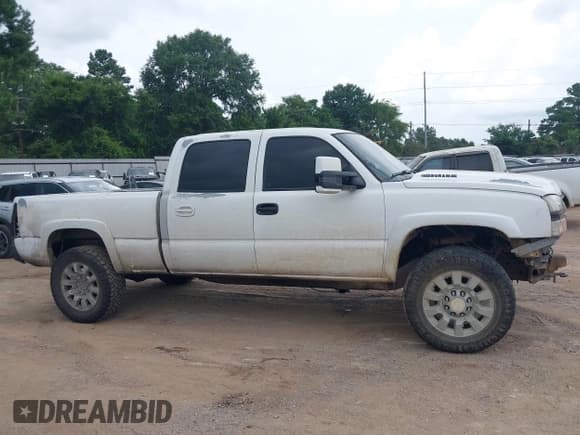 ✅ 2006 Chevrolet Silverado 2500HD LT3 • VIN: 1GCHK23D86F237137 • Lot: 42654117. Wystawiony na IAAI z przebiegiem Nie podano. Bezpłatny archiwum sprzedaży aukcyjnych z USA i szczegółowy raport historii pojazdu na DreamBid. Zdjęcie 13.