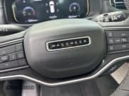 ✅ 2023 Jeep Wagoneer • VIN: 1C4SJVAP3PS500456 • Lot: 67319205. Wystawiony na Copart z przebiegiem 5 293 mil. Bezpłatny archiwum sprzedaży aukcyjnych z USA i szczegółowy raport historii pojazdu na DreamBid. Zdjęcie 12.