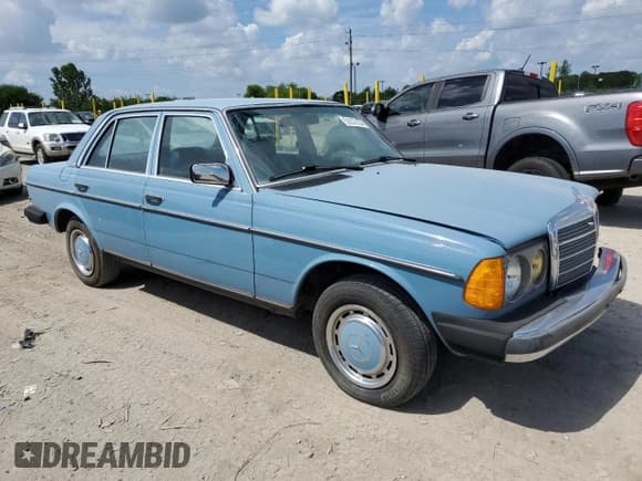 ✅ 1982 Mercedes-Benz 240 • VIN: WDBAB23A4CB292273 • Lot: 56853904. Wystawiony na Copart z przebiegiem 109 372 mil. Bezpłatny archiwum sprzedaży aukcyjnych z USA i szczegółowy raport historii pojazdu na DreamBid. Zdjęcie 4.