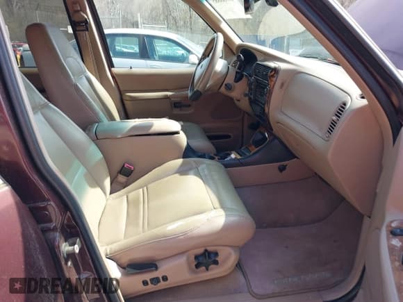 ✅ 2000 Ford Explorer Eddie Bauer • VIN: 1FMZU74E3YZA86045 • Lot: 41888885. Wystawiony na IAAI z przebiegiem 137 725 mil. Bezpłatny archiwum sprzedaży aukcyjnych z USA i szczegółowy raport historii pojazdu na DreamBid. Zdjęcie 5.