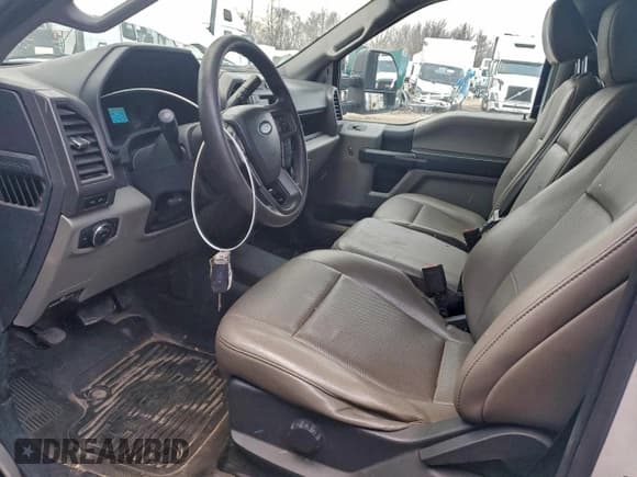 ✅ 2022 Ford F-450 • VIN: 1FD0W4HN5NEE51923 • Lot: 93990025. Wystawiony na Copart z przebiegiem 145 674 mil. Bezpłatny archiwum sprzedaży aukcyjnych z USA i szczegółowy raport historii pojazdu na DreamBid. Zdjęcie 7.