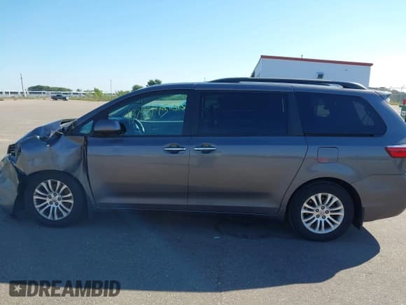 ✅ 2017 Toyota Sienna XLE Premium • VIN: 5TDYZ3DCXHS856171 • Lot: 43298145. Listed on IAAI with 165,730 mi. Free auction sales archive from the USA and detailed vehicle history report at DreamBid. Image 15.
