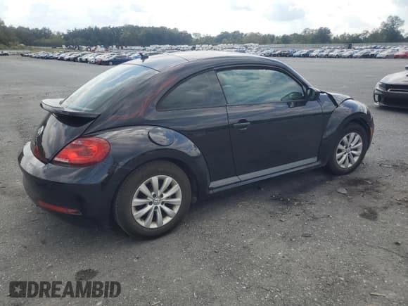 ✅ 2018 Volkswagen Beetle S • VIN: 3VWFD7AT8JM714020 • Lot: 80937865. Wystawiony na Copart z przebiegiem 74 058 mil. Bezpłatny archiwum sprzedaży aukcyjnych z USA i szczegółowy raport historii pojazdu na DreamBid. Zdjęcie 3.