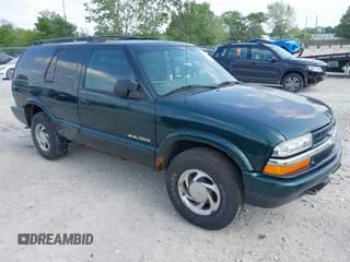 ✅ 2002 Chevrolet Blazer LS • VIN: 1GNDT13W12K157145 • Lot: 42446260. Wystawiony na IAAI z przebiegiem 182 713 mil. Bezpłatny archiwum sprzedaży aukcyjnych z USA i szczegółowy raport historii pojazdu na DreamBid. Zdjęcie 1.