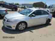 2012 Chevrolet Cruze LS z VIN 1G1PC5SH9C7385858, wystawiony jako Copart lot #56993145 z przebiegiem 131 867 mil mil oraz Szkoda całkowita • Salvage title. Historia ofert i sprzedaży dostępna na DreamBid. Obrazek 1.