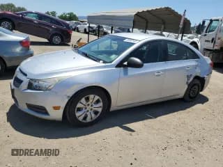 ✅ 2012 Chevrolet Cruze LS • VIN: 1G1PC5SH9C7385858 • Лот: 56993145. Опубликован ранее на Copart с пробегом 131 867 миль. Бесплатный доступ к архиву аукционных продаж из США и подробный отчёт об истории автомобиля на DreamBid. Изображение 1.