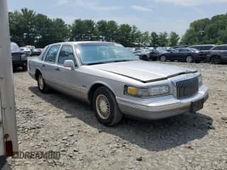 ✅ 1997 Lincoln Town Car Signature • VIN: 1LNLM82W5VY733702 • Lot: 62603444. Wystawiony na Copart z przebiegiem 205 053 mil. Bezpłatny archiwum sprzedaży aukcyjnych z USA i szczegółowy raport historii pojazdu na DreamBid. Zdjęcie 4.
