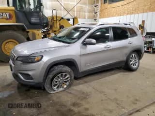 ✅ 2019 Jeep Cherokee Latitude Plus • VIN: 1C4PJMLN0KD229591 • Lot: 85653935. Wystawiony na Copart z przebiegiem 41 398 mil. Bezpłatny archiwum sprzedaży aukcyjnych z USA i szczegółowy raport historii pojazdu na DreamBid. Zdjęcie 1.