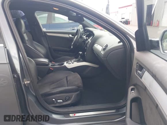 ✅ 2013 Audi S4 Premium Plus • VIN: WAUBGAFL0DA145368 • Lot: 42268379. Wystawiony na IAAI z przebiegiem 141 328 mil. Bezpłatny archiwum sprzedaży aukcyjnych z USA i szczegółowy raport historii pojazdu na DreamBid. Zdjęcie 5.