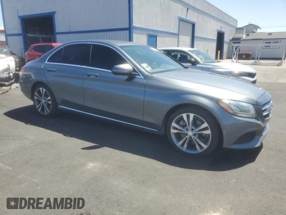 ✅ 2017 Mercedes-Benz C 300 • VIN: 55SWF4JB0HU185193 • Lot: 61036025. Wystawiony na Copart z przebiegiem 128 352 mil. Bezpłatny archiwum sprzedaży aukcyjnych z USA i szczegółowy raport historii pojazdu na DreamBid. Zdjęcie 4.
