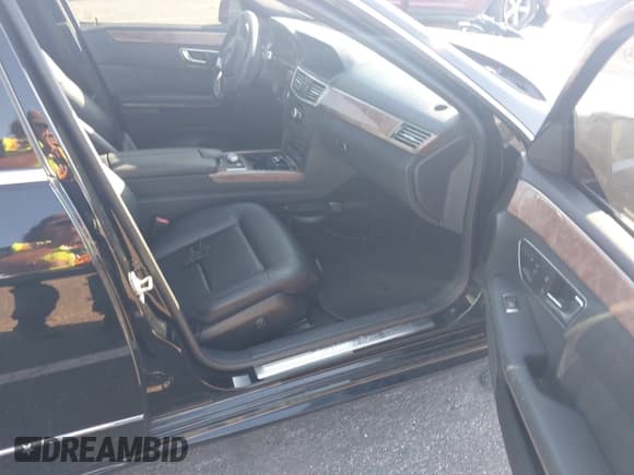 ✅ 2012 Mercedes-Benz E 350 Luxury • VIN: WDDHF8JB5CA650527 • Lot: 43075579. Wystawiony na IAAI z przebiegiem 139 783 mil. Bezpłatny archiwum sprzedaży aukcyjnych z USA i szczegółowy raport historii pojazdu na DreamBid. Zdjęcie 5.