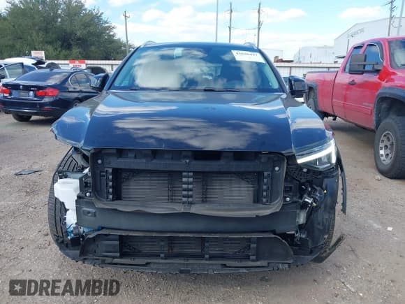 ✅ 2025 Volvo XC40 Core Bright Theme • VIN: YV4L12UJ4S2608309 • Lot: 43636427. Listed on IAAI with 13,050 mi. Free auction sales archive from the USA and detailed vehicle history report at DreamBid. Image 13.