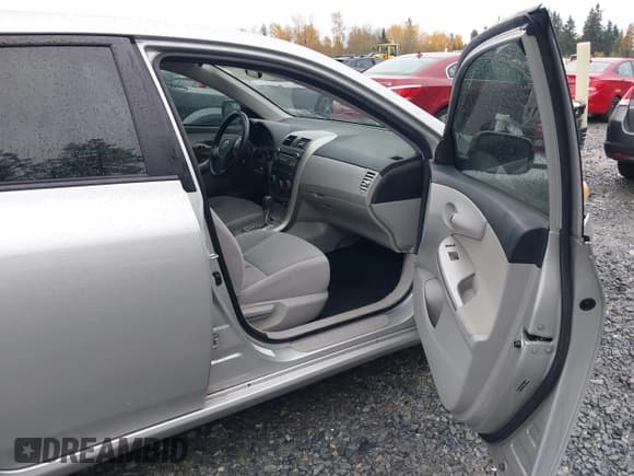 ✅ 2011 Toyota Corolla LE • VIN: JTDBU4EE6BJ090972 • Lot: 43693295. Wystawiony na IAAI z przebiegiem 246 193 mil. Bezpłatny archiwum sprzedaży aukcyjnych z USA i szczegółowy raport historii pojazdu na DreamBid. Zdjęcie 5.