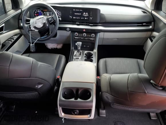 ✅ 2023 Kia Carnival LX • VIN: KNDNB4H38P6255833 • Lot: 86990124. Wystawiony na Copart z przebiegiem 6 818 mil. Bezpłatny archiwum sprzedaży aukcyjnych z USA i szczegółowy raport historii pojazdu na DreamBid. Zdjęcie 8.